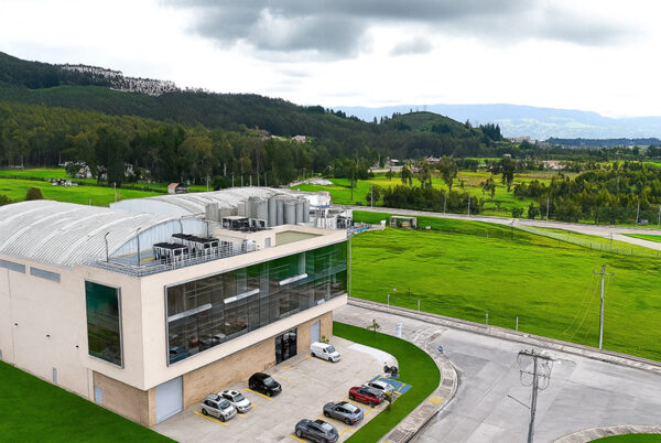 llkari destacado por su excelencia operativa en la era de la IA